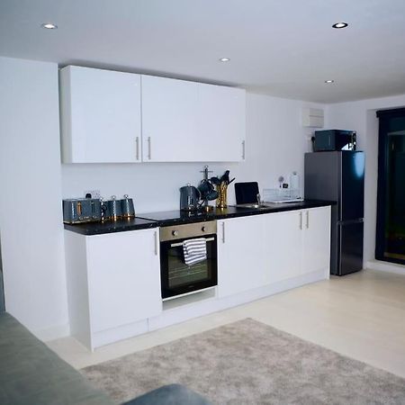 Perfect 1 Bed Apartment Sleeps 5 1 Kingsize Bed 1 Double Sofabed One Single Mattress Free Parking Wifi Good Transport Network Shopping Holiday Makers Families Contractors In North London Enfield Exterior foto