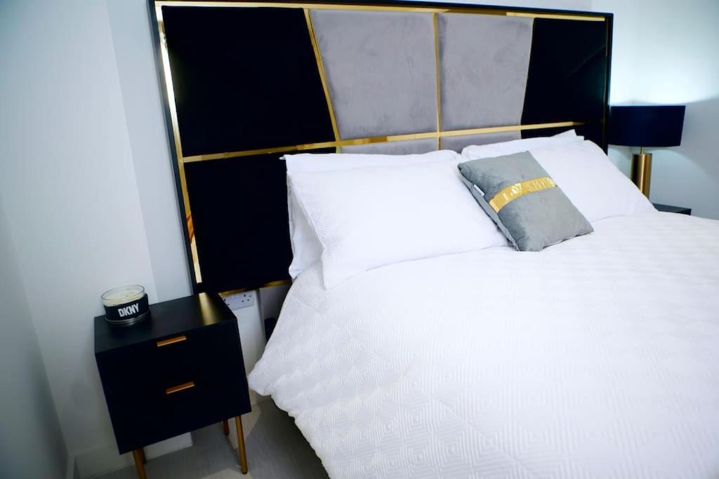 Perfect 1 Bed Apartment Sleeps 5 1 Kingsize Bed 1 Double Sofabed One Single Mattress Free Parking Wifi Good Transport Network Shopping Holiday Makers Families Contractors In North London Enfield Exterior foto