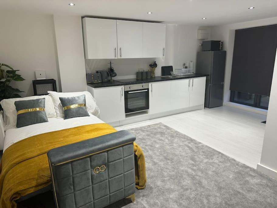 Perfect 1 Bed Apartment Sleeps 5 1 Kingsize Bed 1 Double Sofabed One Single Mattress Free Parking Wifi Good Transport Network Shopping Holiday Makers Families Contractors In North London Enfield Exterior foto