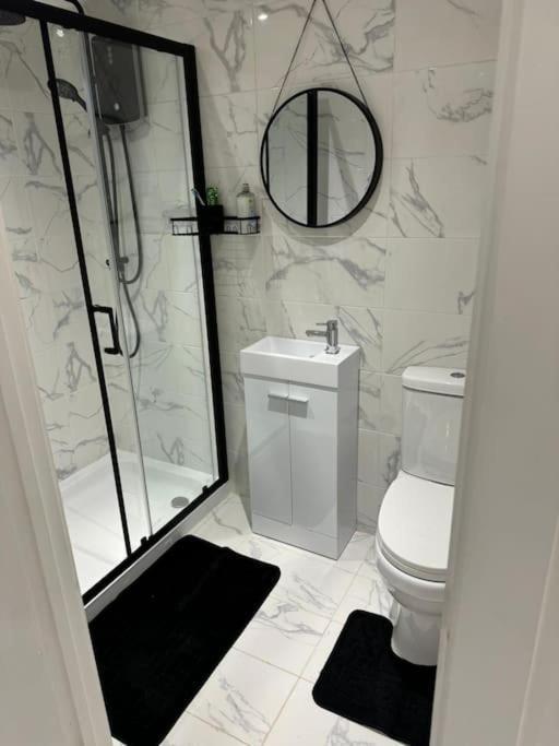 Perfect 1 Bed Apartment Sleeps 5 1 Kingsize Bed 1 Double Sofabed One Single Mattress Free Parking Wifi Good Transport Network Shopping Holiday Makers Families Contractors In North London Enfield Exterior foto