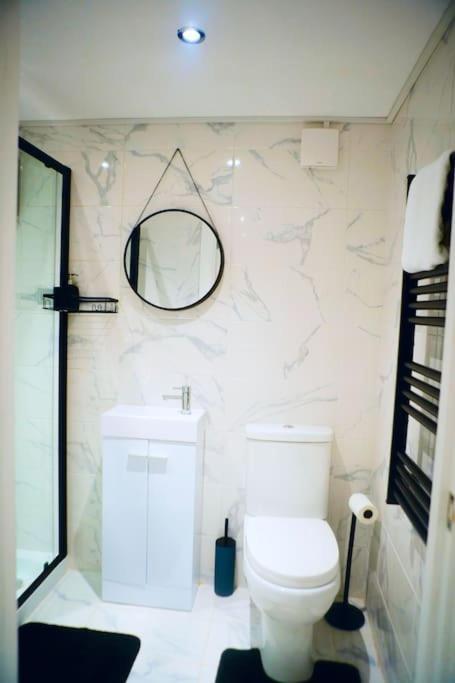 Perfect 1 Bed Apartment Sleeps 5 1 Kingsize Bed 1 Double Sofabed One Single Mattress Free Parking Wifi Good Transport Network Shopping Holiday Makers Families Contractors In North London Enfield Exterior foto