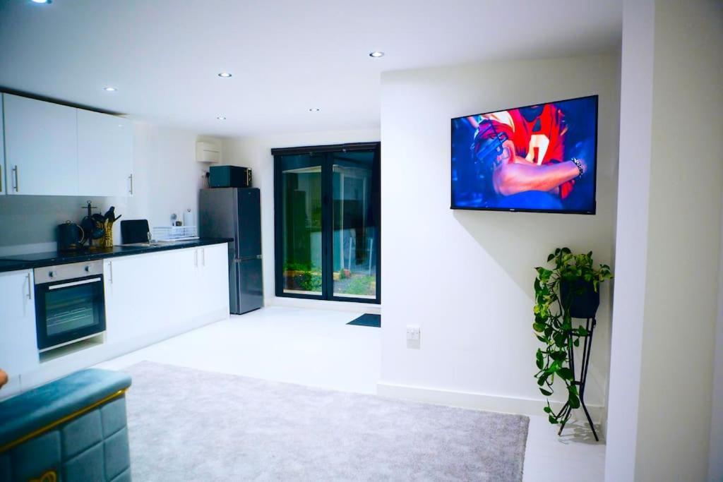 Perfect 1 Bed Apartment Sleeps 5 1 Kingsize Bed 1 Double Sofabed One Single Mattress Free Parking Wifi Good Transport Network Shopping Holiday Makers Families Contractors In North London Enfield Exterior foto