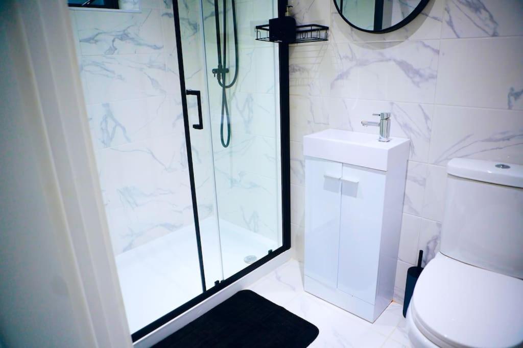 Perfect 1 Bed Apartment Sleeps 5 1 Kingsize Bed 1 Double Sofabed One Single Mattress Free Parking Wifi Good Transport Network Shopping Holiday Makers Families Contractors In North London Enfield Exterior foto