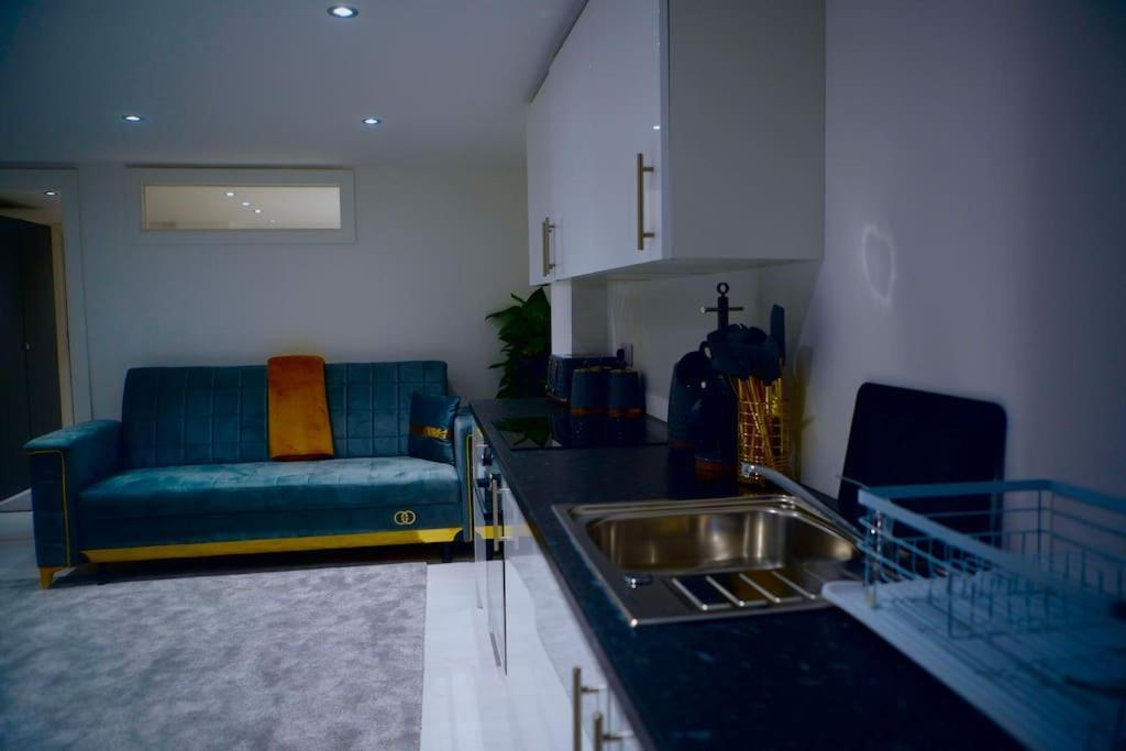 Perfect 1 Bed Apartment Sleeps 5 1 Kingsize Bed 1 Double Sofabed One Single Mattress Free Parking Wifi Good Transport Network Shopping Holiday Makers Families Contractors In North London Enfield Exterior foto