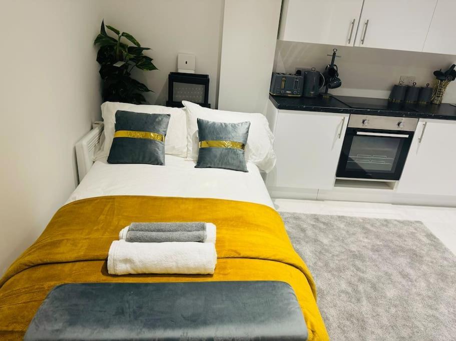 Perfect 1 Bed Apartment Sleeps 5 1 Kingsize Bed 1 Double Sofabed One Single Mattress Free Parking Wifi Good Transport Network Shopping Holiday Makers Families Contractors In North London Enfield Exterior foto