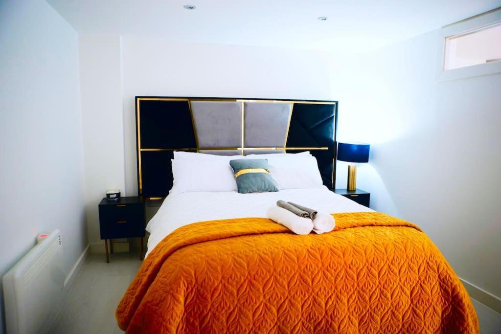 Perfect 1 Bed Apartment Sleeps 5 1 Kingsize Bed 1 Double Sofabed One Single Mattress Free Parking Wifi Good Transport Network Shopping Holiday Makers Families Contractors In North London Enfield Exterior foto