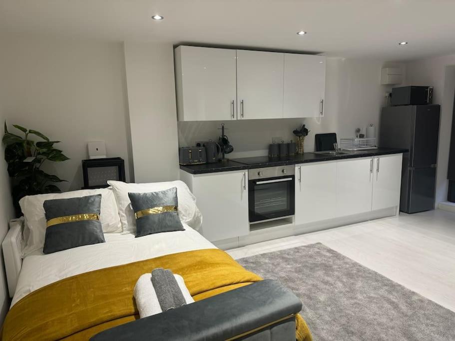 Perfect 1 Bed Apartment Sleeps 5 1 Kingsize Bed 1 Double Sofabed One Single Mattress Free Parking Wifi Good Transport Network Shopping Holiday Makers Families Contractors In North London Enfield Exterior foto