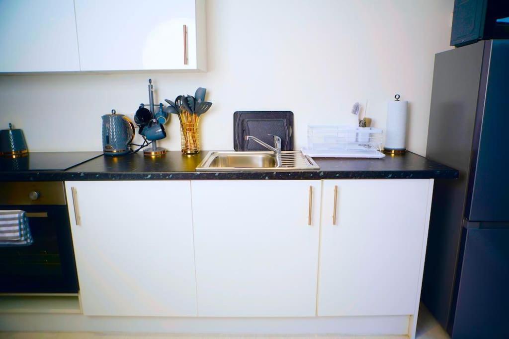 Perfect 1 Bed Apartment Sleeps 5 1 Kingsize Bed 1 Double Sofabed One Single Mattress Free Parking Wifi Good Transport Network Shopping Holiday Makers Families Contractors In North London Enfield Exterior foto