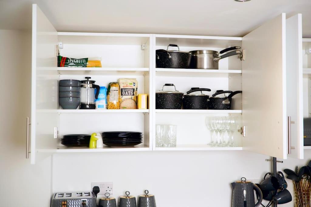 Perfect 1 Bed Apartment Sleeps 5 1 Kingsize Bed 1 Double Sofabed One Single Mattress Free Parking Wifi Good Transport Network Shopping Holiday Makers Families Contractors In North London Enfield Exterior foto
