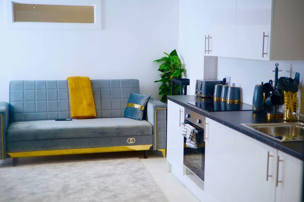 Perfect 1 Bed Apartment Sleeps 5 1 Kingsize Bed 1 Double Sofabed One Single Mattress Free Parking Wifi Good Transport Network Shopping Holiday Makers Families Contractors In North London Enfield Exterior foto