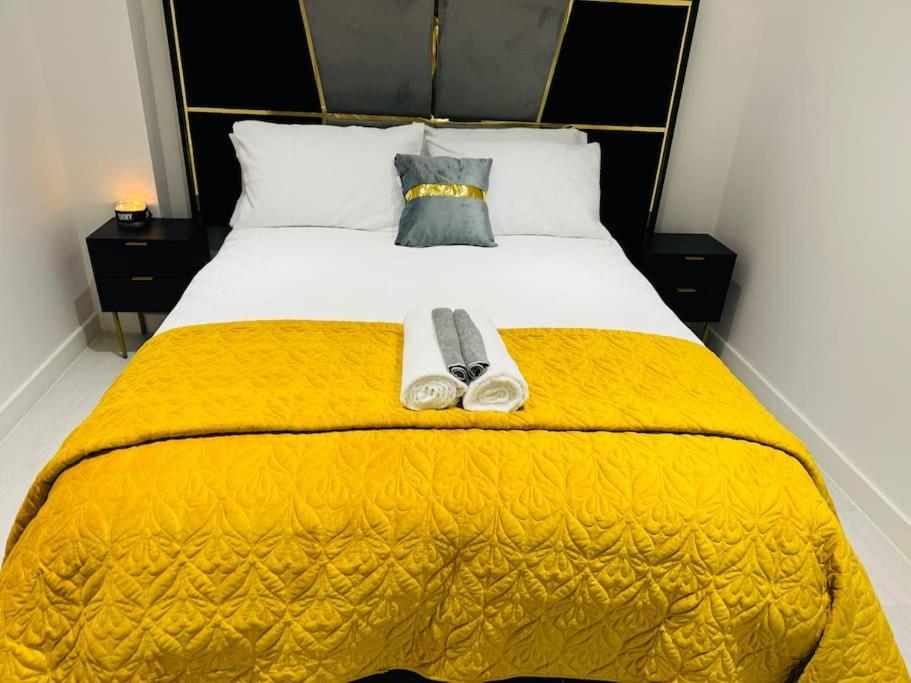 Perfect 1 Bed Apartment Sleeps 5 1 Kingsize Bed 1 Double Sofabed One Single Mattress Free Parking Wifi Good Transport Network Shopping Holiday Makers Families Contractors In North London Enfield Exterior foto