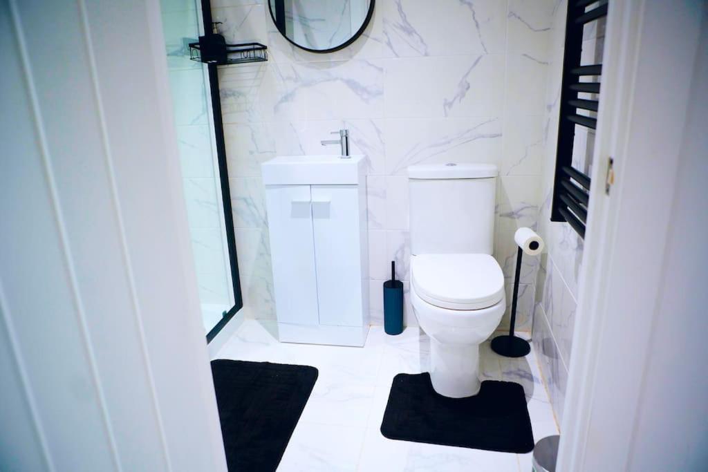 Perfect 1 Bed Apartment Sleeps 5 1 Kingsize Bed 1 Double Sofabed One Single Mattress Free Parking Wifi Good Transport Network Shopping Holiday Makers Families Contractors In North London Enfield Exterior foto
