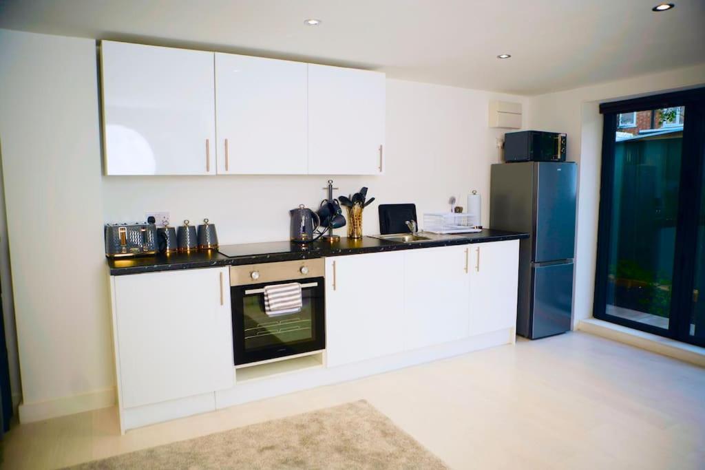 Perfect 1 Bed Apartment Sleeps 5 1 Kingsize Bed 1 Double Sofabed One Single Mattress Free Parking Wifi Good Transport Network Shopping Holiday Makers Families Contractors In North London Enfield Exterior foto